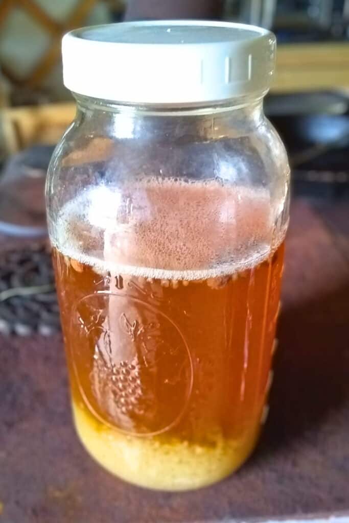 quart jar full of water kefir with kefir grains.