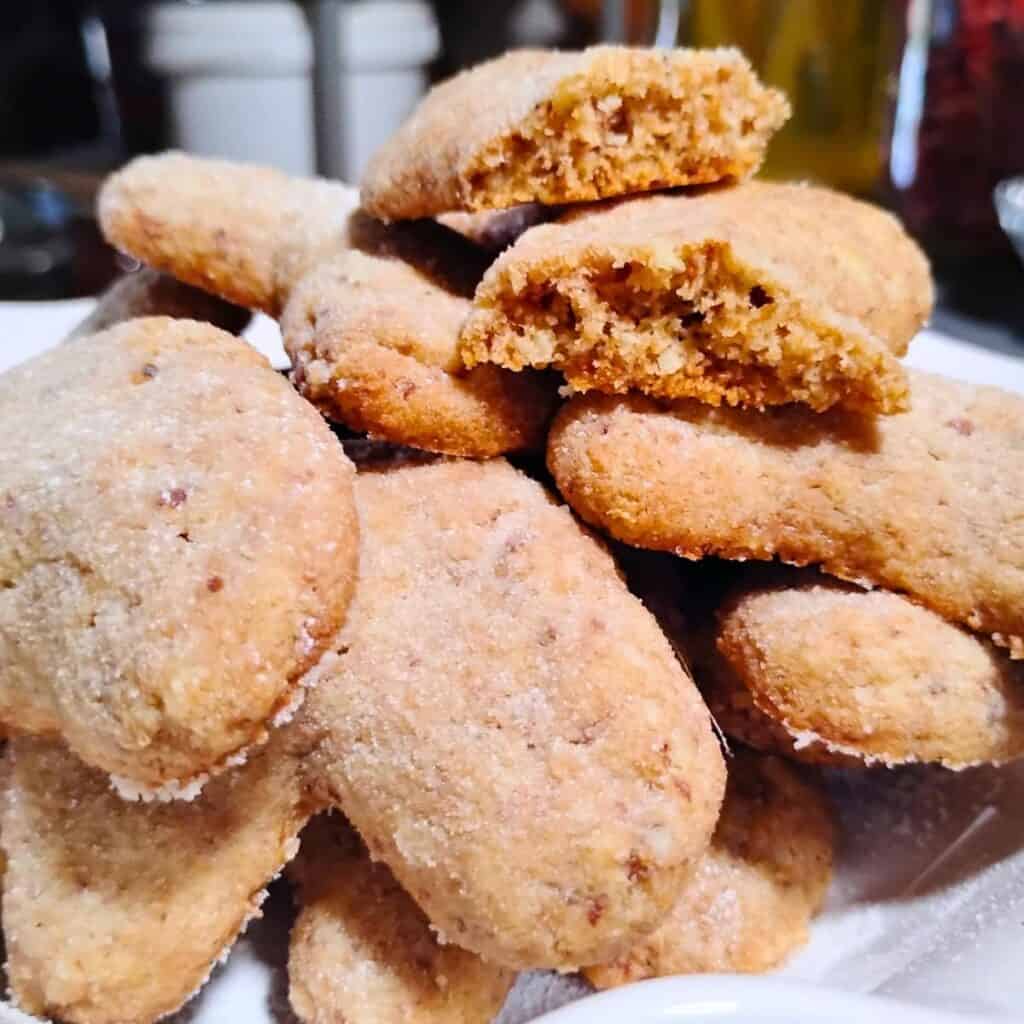 a pile of vanillekipferl without sugar dusting.