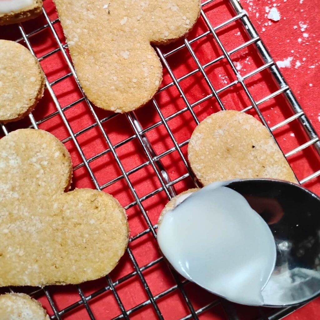 demonstration of icing the lemon hearts.