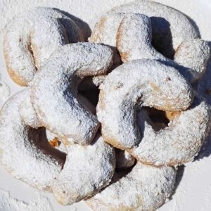 vanillekipferl, German and Austrian almond vanilla crescent cookies.