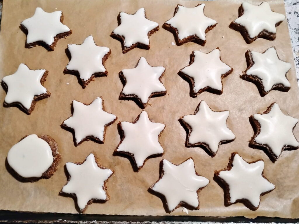 baking sheet with fresh baked zimtsterne.